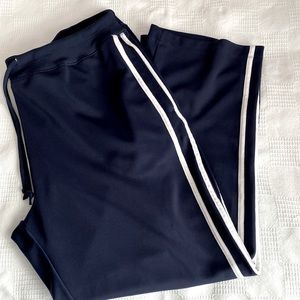 Great navy and white pants!